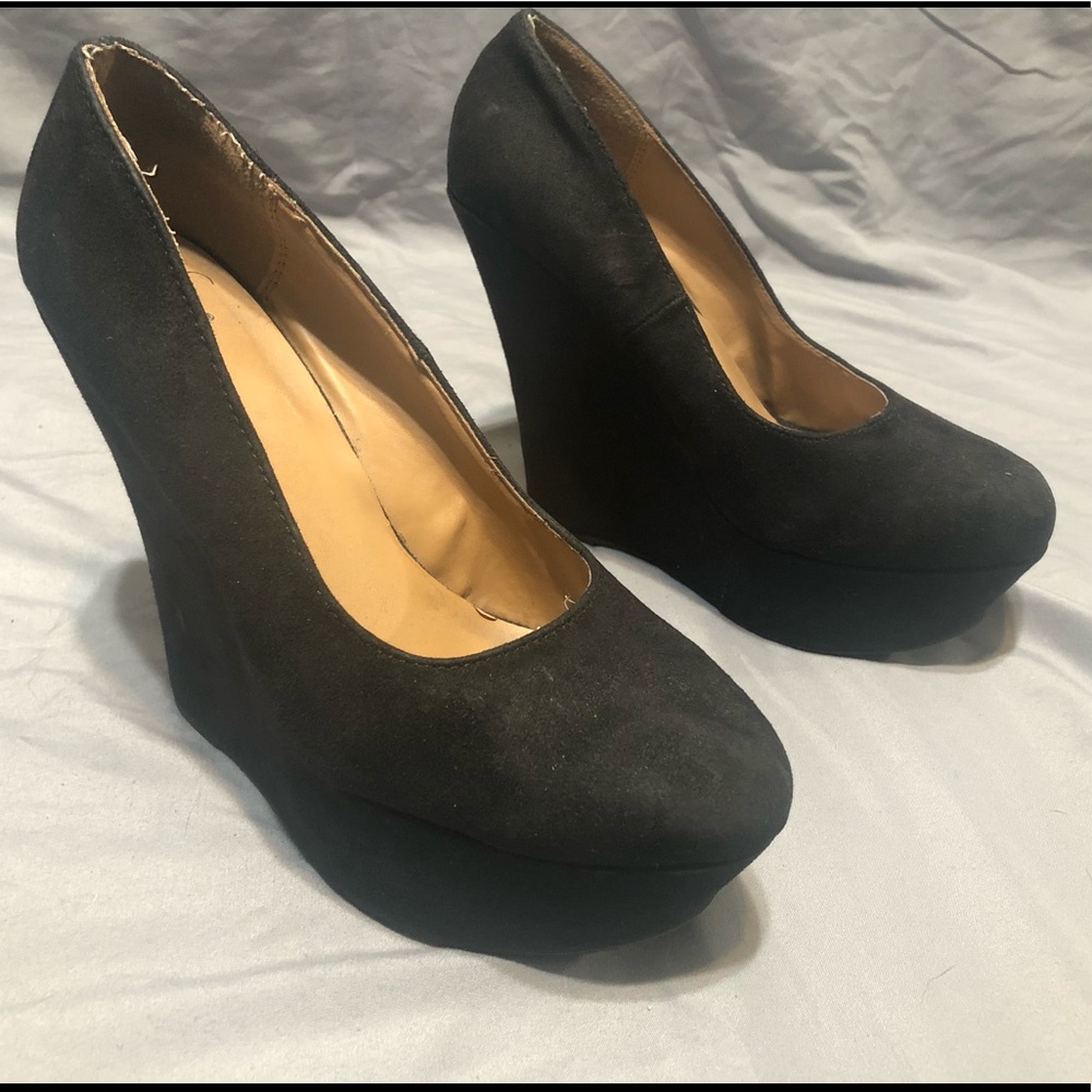 Black wedges